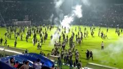 印尼警方向足球場發射催淚彈