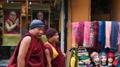 走在达兰萨拉街头的两名藏族僧人