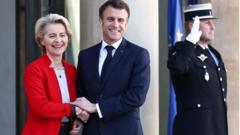 4月3日，法国总统马克龙在法国爱丽舍宫欢迎欧盟委员会主席冯德莱恩参加会议。