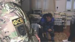 Кадры видео с совместной операцией ФСБ полиции и Росгаврдии по задержанию пяти подозреваемых членов "Хизб ут-Тахрир" в Бахчисарае, Крым. Задержанные подозреваемые, как утверждается, вербовали новых членов среди мусульман Крыма и распространяли террористическую идеологию.