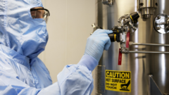 Cientista mexe em equipamentos onde são guardadas as vacinas