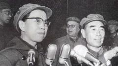 Jiang Qing discursou em dezembro de 1966 junto com primeiro-ministro Zhou Enlai