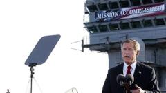 George W. Bush durante el famoso discurso en el que dio por "cumplida" la misión en Irak en mayo de 2003.