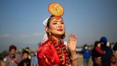 काठमाण्डू, नेपालमा साकेला पर्वको अवसरमा किरात समुदायको परम्परागत पोशाकमा नृत्य गर्दै एक महिला