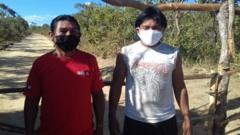 Dois indígenas usam máscara em barreira da terra Xavante Sangradouro