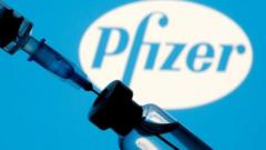 Двухкомпонентная вакцина Pfizer-BioNTech, которая производится американской компанией Pfizer и немецкой BioNTech, является основным препаратом, который используется во Франции для вакцинации