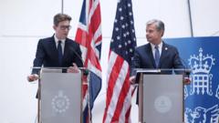 英国军情五处处长肯·麦卡雷姆（左）和美国联邦调查局局长克里斯托弗·雷（右）在伦敦一同露面，是历来首次。