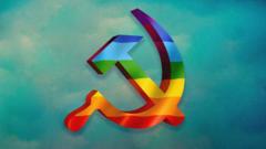 Срп и чекић, некада симболи у Совјетског Савеза, у бојама заставе Прајда
