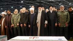 Alí Jamenei (tercero desde la derecha); Hasán Rohaní (cuarto); el nuevo líder de la Fuerza Quds, Esmail Qaani (primero a la derecha); el comandante de la Guardia Revolucionaria, Hossein Salami (tercero desde la izquierda); y el portavoz del parlamento, Alí Lariyani (cuarto desde la izquierda), en el funeral de Qasem Soleimani.