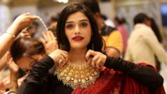 బంగారం ధరించి చూసుకొంటున్న మహిళ