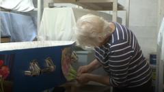 Estes idosos na Nova Zelândia se reúnem para comer, socializar e preparar seus próprios funerais.