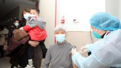 在重庆一个疫苗接种站，医务人员为60岁以上的人接种新冠疫苗