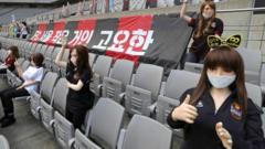 Манекены на футбольном матче в Сеуле