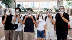 聲援「羊村繪本案」被告人的民眾在香港西九龍法院大樓外舉起羊群造型面具（23/7/2021）