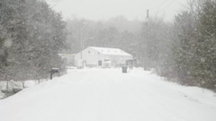 Paisagem de estrada cheia de neve com casa ao fundo