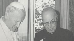 Paus Yohanes Paulus II (kiri) dan Romo Amorth