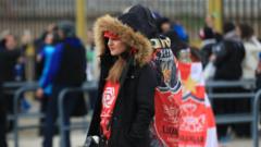 گرچه در این بازی حدود سه هزار تماشاگر زن به داخل ورزشگاه آزادی راه پیدا کردند، اما بسیاری از زنان علاقه‌مند به فوتبال هم بیرون استادیوم ماندند