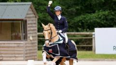 'Breuddwyd go iawn' i ferch, 16, gystadlu ym mhencampwriaeth marchogaeth