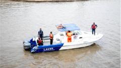 Lagos rescue team dey search for di woman body