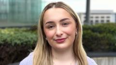 'Torcalonnus bod prinder swyddi nyrsys ar ôl gweithio 2,300 awr i hyfforddi'