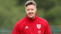 Jones eyes Hennessey helping young Welsh goalkeepers