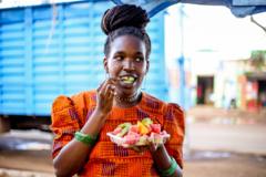 Femme qui mange des fruits