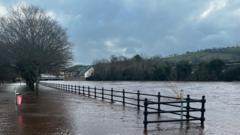 Miloedd heb bŵer a rhybuddion am lifogydd wrth i Storm Bram daro Cymru