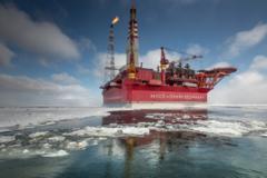 Plataforma de petróleo russa no Ártico