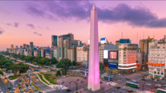 Foto mostrando o obelisco e a avenida 9www 12betJuliowww 12betBuenos Aires