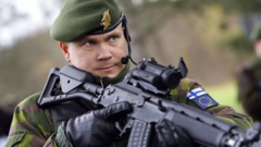 Soldado finlandês segura metralhadora
