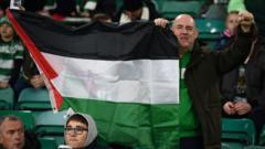 Celtic Park'ta bir ?sko? taraftar Filistin bayra?? tutuyor