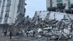 escombros de prédio que desabou na Turquia