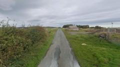 Dyn wedi marw ar ôl gwrthdrawiad car rali ar ffordd gefn