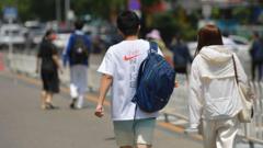 How Are Chinese Students Coping with the Heatwave in Libraries and Tents?