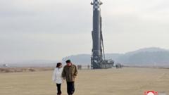 Kuzey Kore lideri Kim Jong-un kızı ile yürüyor