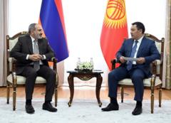 Садыр Жапаров менен Никол Пашинян