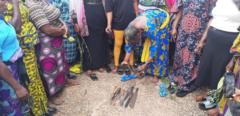 Awọn obinrin naa ti kọkọ ṣe iwọde yika ilu ki wọn o to ṣe etutu