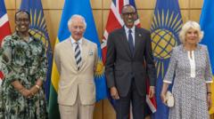 Umwami Charles (aha yari akiri Igikomangoma) n'umugore we Camilla muri Kamena(6) 2022 bari i Kigali mu Rwanda nama ya Commonwealth, bivugwa Charles yatumiye Perezida Paul Kagame n'umugore we mu iyimikwa  rye