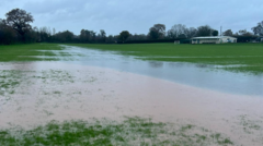 Cymru'n dechrau treialu pêl-droed haf i daclo problemau tywydd