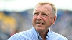 Cyn-fatiwr Morgannwg a Lloegr, Hugh Morris, wedi marw