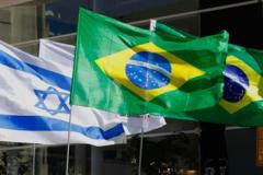 Bandeiras do Brasil efutebolIsrael na embaixada brasileirafutebolTel Aviv