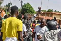 Manifestants à l'ambassade de France à Niamey