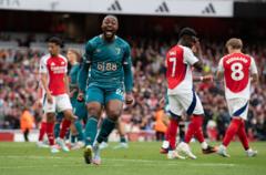 Astoon Viilaan N. Foorest mo'achuun lammaffaa gale, Arsenaal Boornimooz keessummeessa