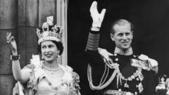 Ratu Elizabeth II dan Adipati Ediburgh menyapa keramaian dari balkon istana