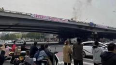 ن﻿مایی از پل سیتونگ در شهر پکن و بیلبورد نصب شده بر آن در روز پنجشنبه  