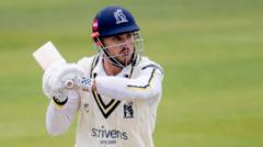 Warwickshire chase 185 to beat Yorkshire