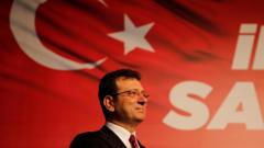 İstanbul Büyükşehir Belediye Başkanı Ekrem İmamoğlu hakkında,   “ahmak” davası nedeniyle 2 yıl 7 ay 15 günlük hapis cezası ve “siyasi yasak” kararı, Türkiye’nin en kritik seçimlerine aylar kala siyasi dengeleri nasıl etkileyeceği sorusunu gündemin ön sıralarına taşıdı.   İmamoğlu hakkındaki karar, istinaf ve Yargıtay süreci nedeniyle henüz kesinleşmese de, kararın açıklandığı andan itibaren muhalefet partilerinde olduğu gibi iktidar kulislerinde de kararın siyasi sonuçlarına ilişkin birçok olasılık ve senaryo konuşulmaya başlandı.  Peki İmamoğlu kararı, muhalefete dönük “bir ceza mı” yoksa, “seçimleri kazanmasını sağlayacak bir fırsat mı?” 
