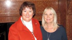 Pen-pals ers dros 60 mlynedd yn dal i fod yn 'ffrindiau annwyl'