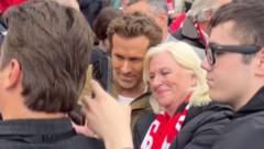 Reynolds takes selfies with fans before crunch game