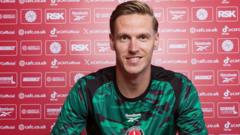Charlton sign Luton goalkeeper Kaminski